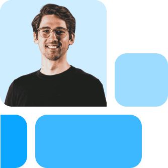Ein Mann mit Brille und Bart, der ein schwarzes Hemd trägt, lächelt in die Kamera und ist vor einem blauen Hintergrund mit abstrakten blauen geometrischen Formen abgebildet.